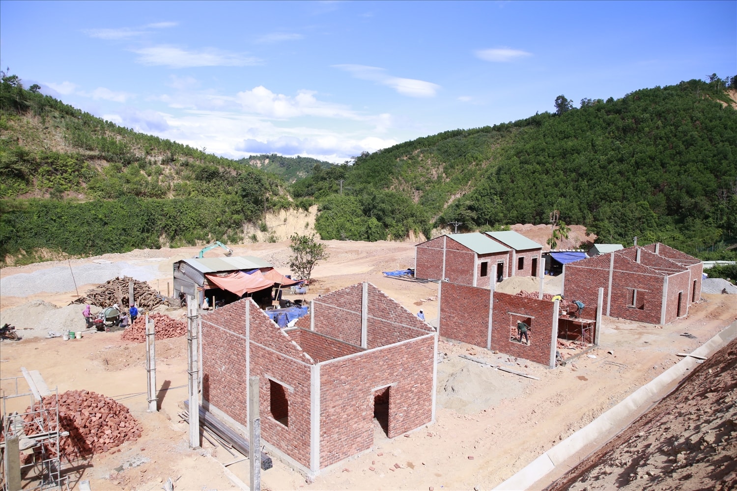 Các mặt bằng mới đã cơ bản hoàn thành hạ tầng thiết yếu phục vụ đời sống người dân vùng sạt lở. 