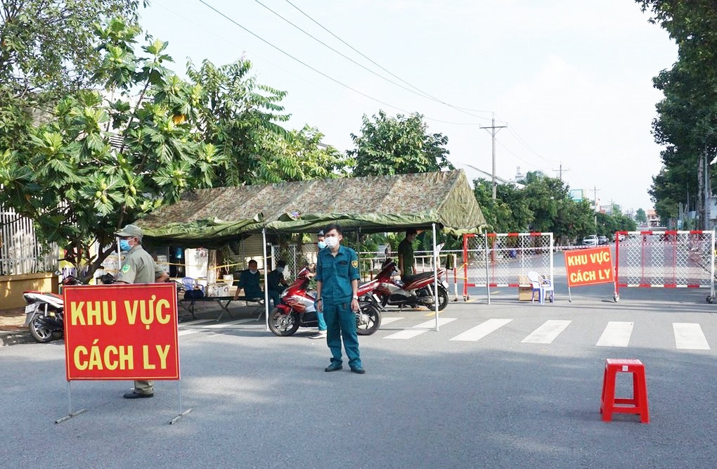 Kêu gọi, vận động, giải thích, thuyết phục, hướng dẫn, yêu cầu người dân không ra khỏi nhà, “ai ở đâu ở đó”, cách ly người với người, nhà với nhà, xã phường với xã phường