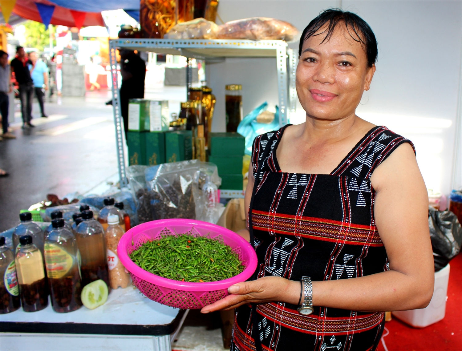 Phụ nữ Cơ Tu giới thiệu ớt ariêu tươi