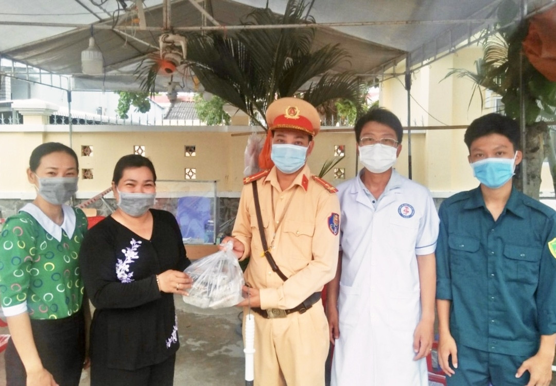 Chốt kiểm soát dịch xã Thuận Hưng (huyện Mỹ Tú) tiếp nhận những xuất quà do chị em phụ nữ huyện trao tặng