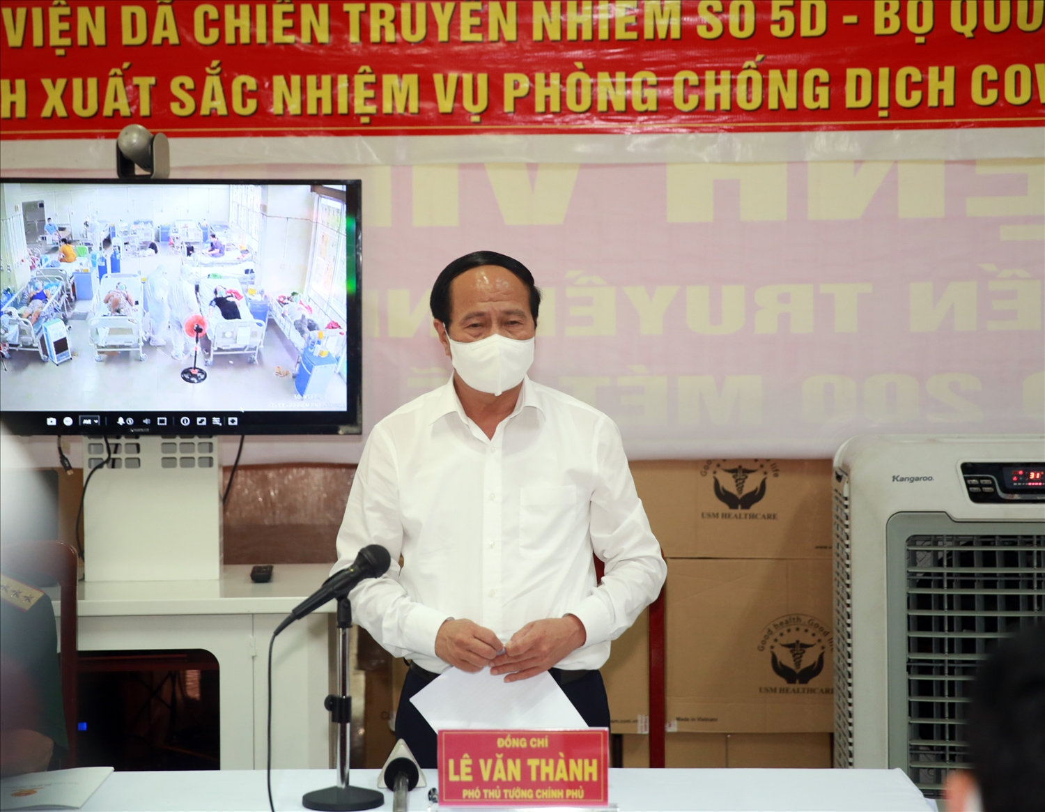 Phó Thủ tướng Lê Văn Thành kiểm tra công tác thu dung, điều trị tại Bệnh viện Dã chiến truyền nhiễm số 5D đặt tại ký túc xá Đại học Quốc gia TP. Hồ Chí Minh. Ảnh: VGP/Đức Tuân