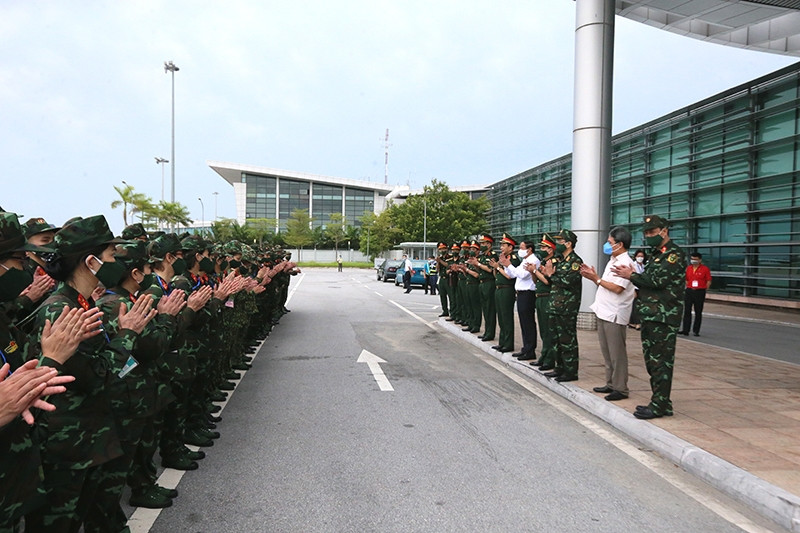 Phó Thủ tướng Lê Văn Thành gặp gỡ, động viên, giao nhiệm vụ cho đoàn cán bộ, nhân viên, học viên Học viện Quân y lên đường vào TP. Hồ Chí Minh và các tỉnh phía nam làm nhiệm vụ phòng, chống dịch COVID-19. Ảnh: VGP/Đức Tuân