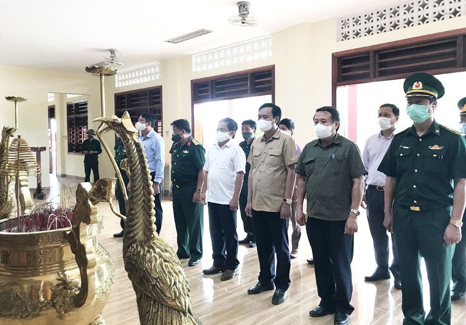 Đoàn công tác của UBND tỉnh Quảng Trị dâng hương tưởng niệm 22 liệt sĩ của Đoàn 337 đã hy sinh trong đợt lũ cuối năm 2020