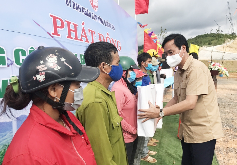 Chủ tịch UBND tỉnh Quảng Trị Võ Văn Hưng tặng quà cho các hộ ở xã Hướng Tân tại Lễ phát động