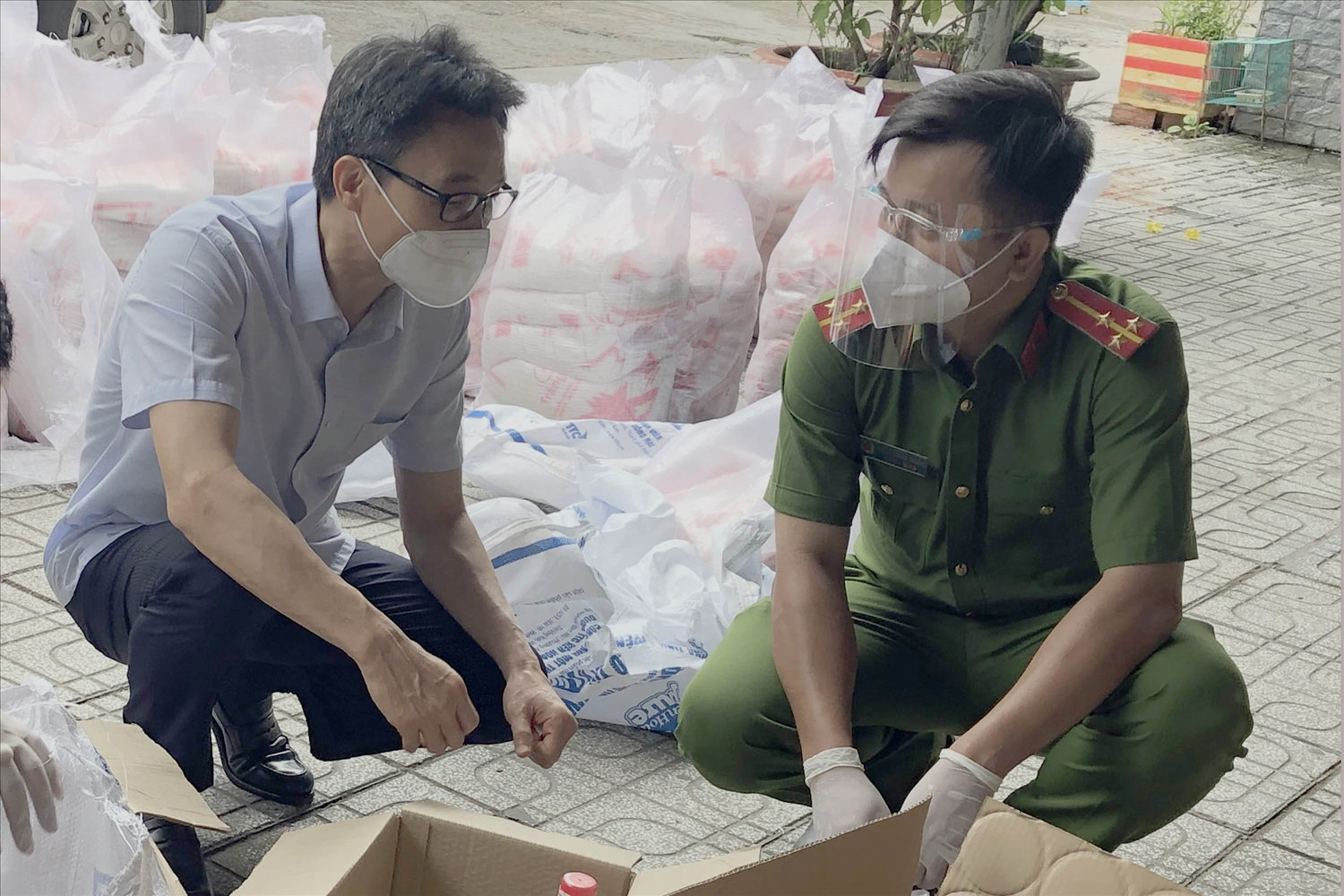 Phó Thủ tướng Vũ Đức Đam trao đổi với Thượng uý Hồ Lê Mạnh Hùng, công tác tại Công an Phường Tân Chánh Hiệp về việc nắm thông tin của 100% người dân trên địa bàn để hỗ trợ kịp thời.