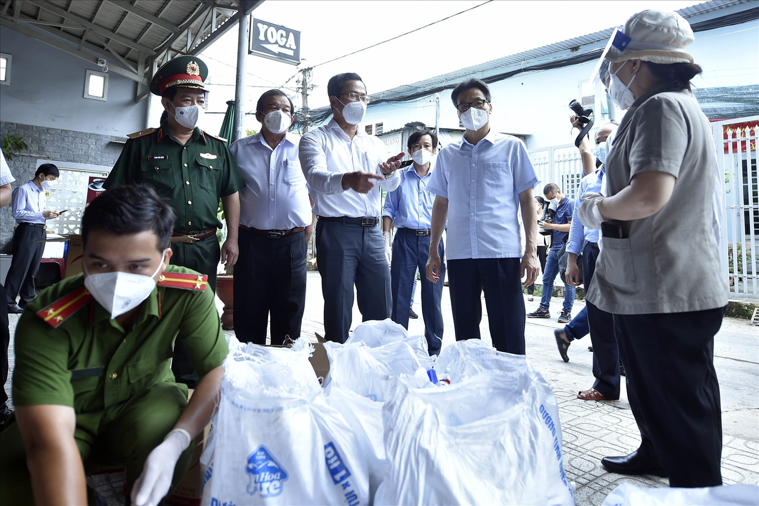 Phó Thủ tướng Vũ Đức Đam kiểm tra một điểm tiếp nhận, đóng gói túi an sinh tại Khu phố 6, Phường Tân Chánh Hiệp, Quận 12.