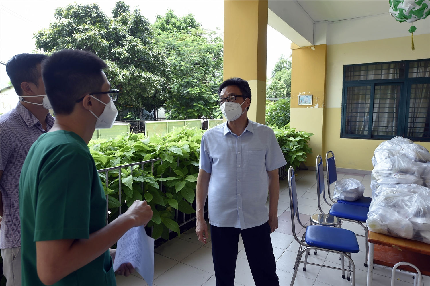 Phó Thủ tướng Vũ Đức Đam trao đổi về chế dộ dinh dưỡng dành cho các F0 tại khu cách ly ở trường tiểu học Tây Bắc Lân, xã Bà Điểm, huyện Hóc Môn.