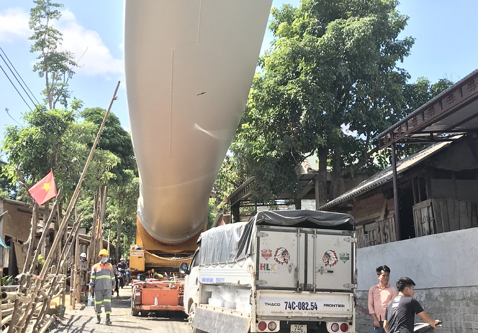 Xe chở quạt gió bị ngăn cản vào Dự án