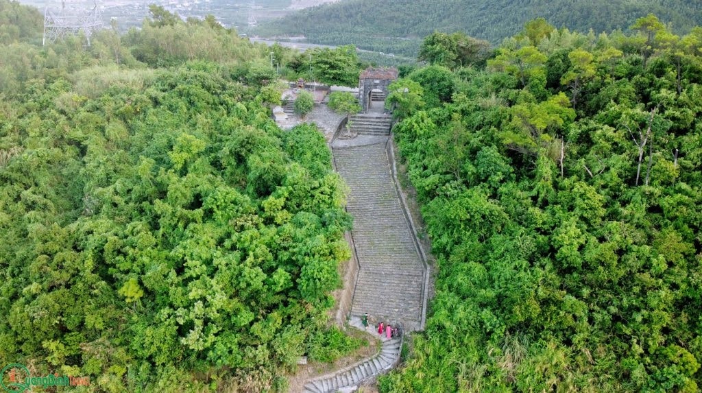 Hoành Sơn quan nhìn từ trên cao