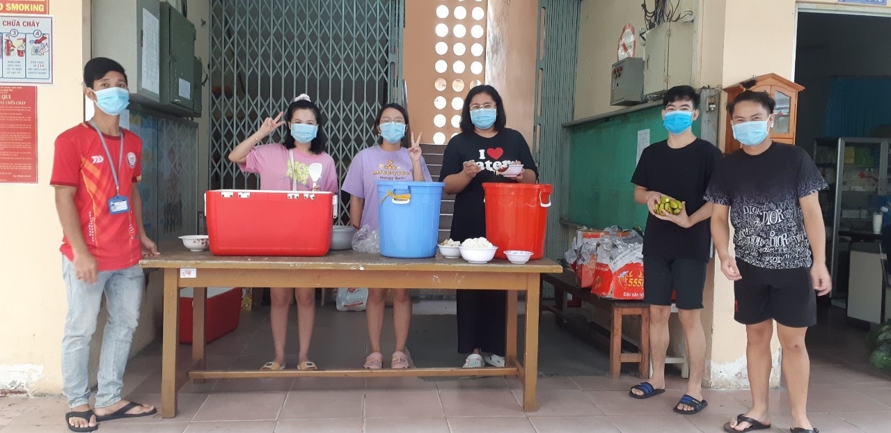 Đội sinh viên xung kích tình nguyện nấu và phát cơm cho Ký túc xá của trường trong những ngày giãn cách phòng chống dịch Covid-19. (Ảnh Nhà trường cung cấp)
