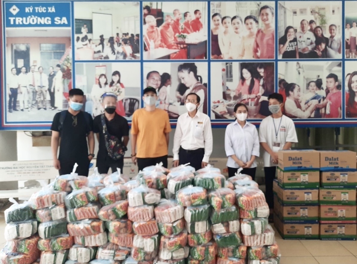 Đại diện nhà trường tiếp nhận các phần quà hỗ trợ từ các đơn vị hảo tâm. (Ảnh Nhà trường cung cấp)