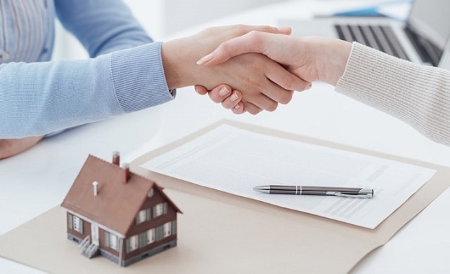 Người mua đặt cọc, ký kết giấy tờ hoặc hợp đồng mua bán căn hộ chỉ khi đã hiểu rõ về đối tượng giao dịch và đã nghiên cứu kỹ nội dung hợp đồng. (Ảnh minh họa: Dân trí)