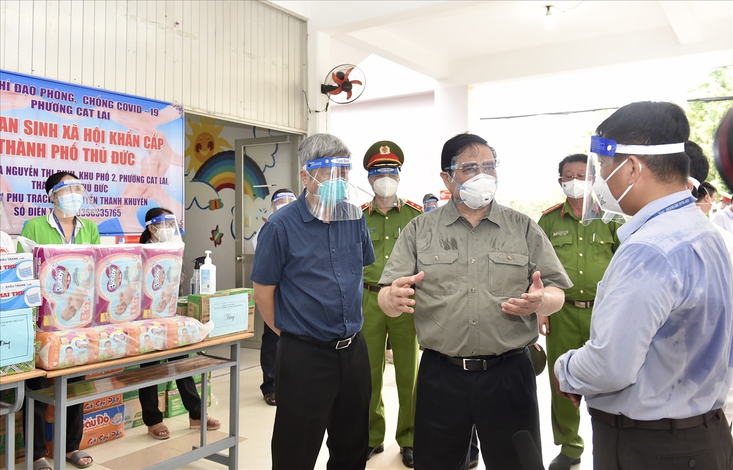 Thủ tướng Phạm Minh Chính thị sát công tác phòng chống dịch, thăm hỏi, động viên người dân trong vùng cách ly phong tỏa, ở TP. Thủ Đức, TP.HCM. Ảnh: VGP/Nhật Bắc Thủ tướng Phạm Minh Chính thị sát công tác phòng chống dịch, thăm hỏi, động viên người dân trong vùng cách ly phong tỏa, ở TP. Thủ Đức, TP.HCM. Ảnh: VGP/Nhật Bắc