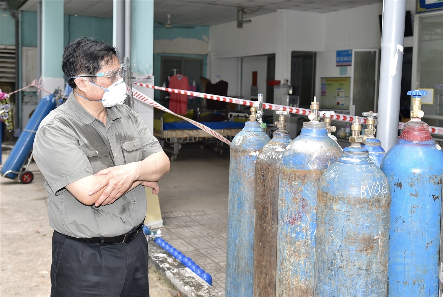 Tới thăm, kiểm tra đột xuất là bệnh viện dã chiến điều trị COVID-19 tại Bệnh viện Quân dân y miền Đông, Thủ tướng yêu cầu lãnh đạo TP. Hồ Chí Minh chỉ đạo ngay để khắc phục việc thiếu oxy tại bệnh viện. Ảnh: VGP/Nhật Bắc Tới thăm, kiểm tra đột xuất là bệnh viện dã chiến điều trị COVID-19 tại Bệnh viện Quân dân y miền Đông, Thủ tướng yêu cầu lãnh đạo TP. Hồ Chí Minh chỉ đạo ngay để khắc phục việc thiếu oxy tại bệnh viện. Ảnh: VGP/Nhật Bắc