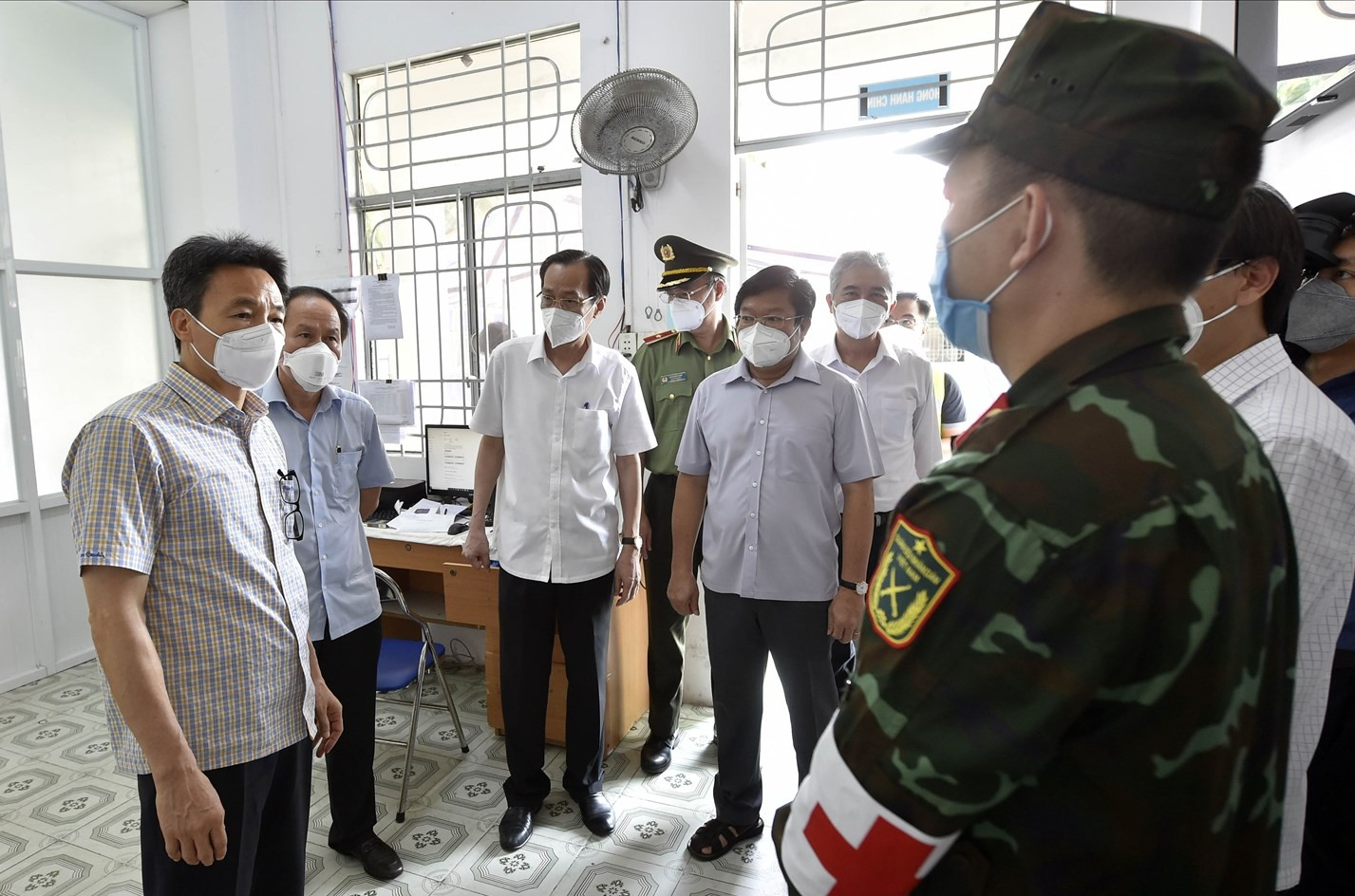 Phó Thủ tướng thị sát điểm cách ly y tế đường Hồ Ngọc Lãm, phường An Lạc, quận Bình Tân - Ảnh: VGP/Đình Nam