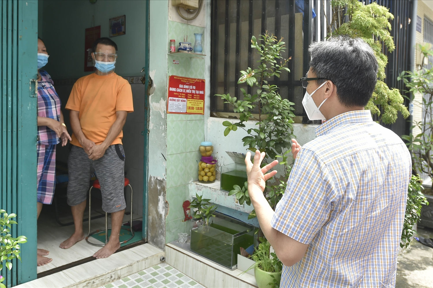 Phó Thủ tướng thăm hỏi một gia đình đang có F0 cách ly, điều trị tại nhà (ở ngoã 63, đường Lý Chiêu Hoàng, Phường 10, Quận 6) - Ảnh: VGP/Đình Nam