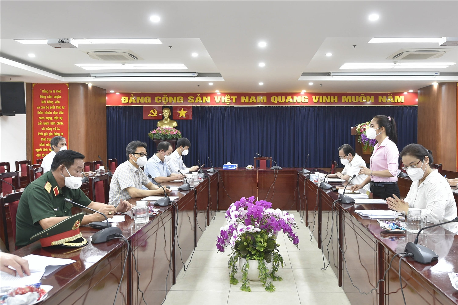 Bí thư Quận uỷ Quận 6 Lê Thị Hờ Rin báo cáo Phó Thủ tướng về công tác chống dịch trên địa bàn Quận - Ảnh: VGP/Đình Nam