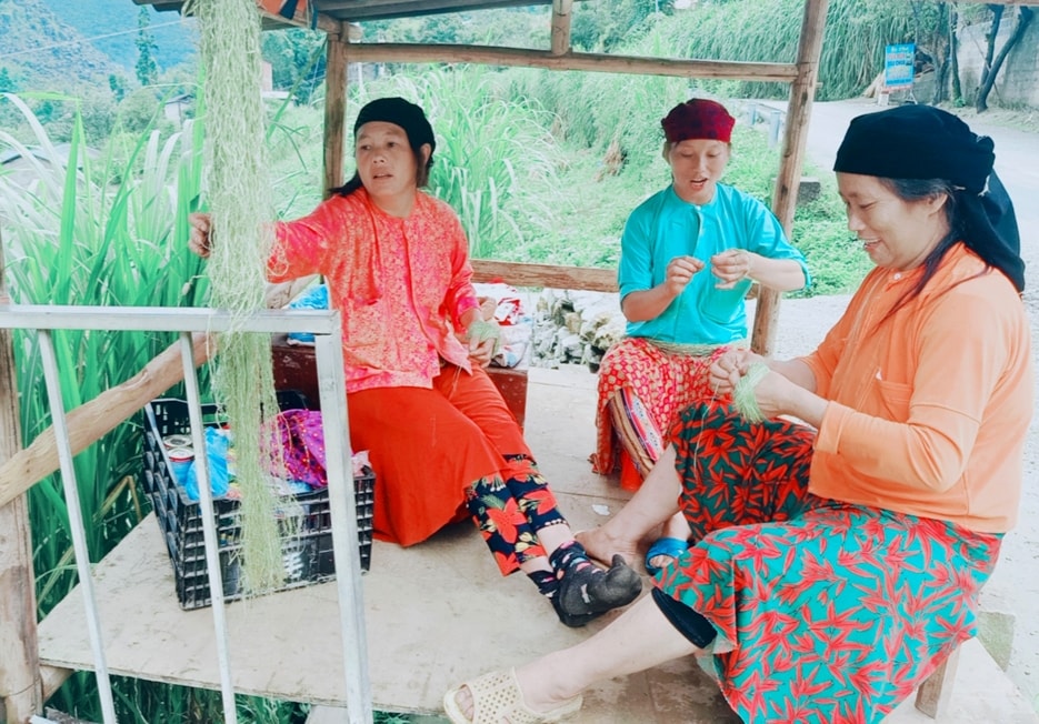 Người phụ nữ dân tộc Mông luôn mang theo mình một nắm sợi lanh để se. Việc se lanh diễn ra bất kỳ đâu, bất kỳ lúc nào 