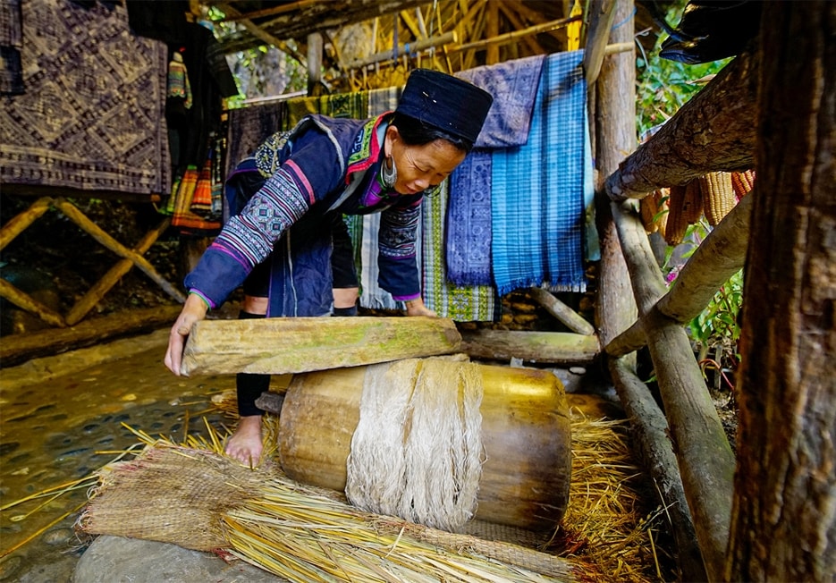 Dùng tảng đá lăn qua lại cho sợi lanh mềm ra 