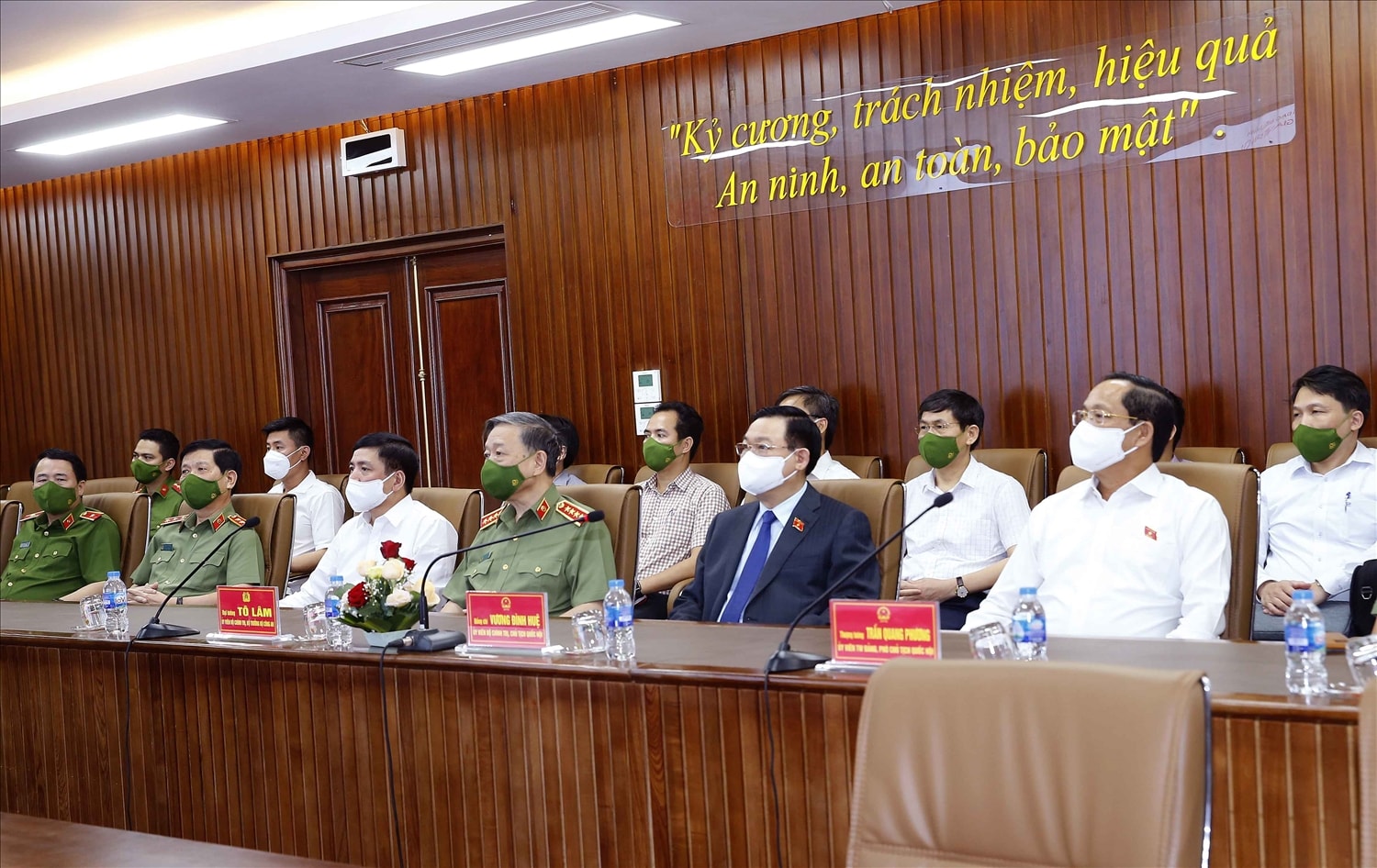 Chủ tịch Quốc hội Vương Đình Huệ; Đại tướng Tô Lâm, Bộ trưởng Bộ Công an; Phó Chủ tịch Quốc hội Trần Quang Phương và các đại biểu tại buổi làm việc - Ảnh: VGP/Thành Chung