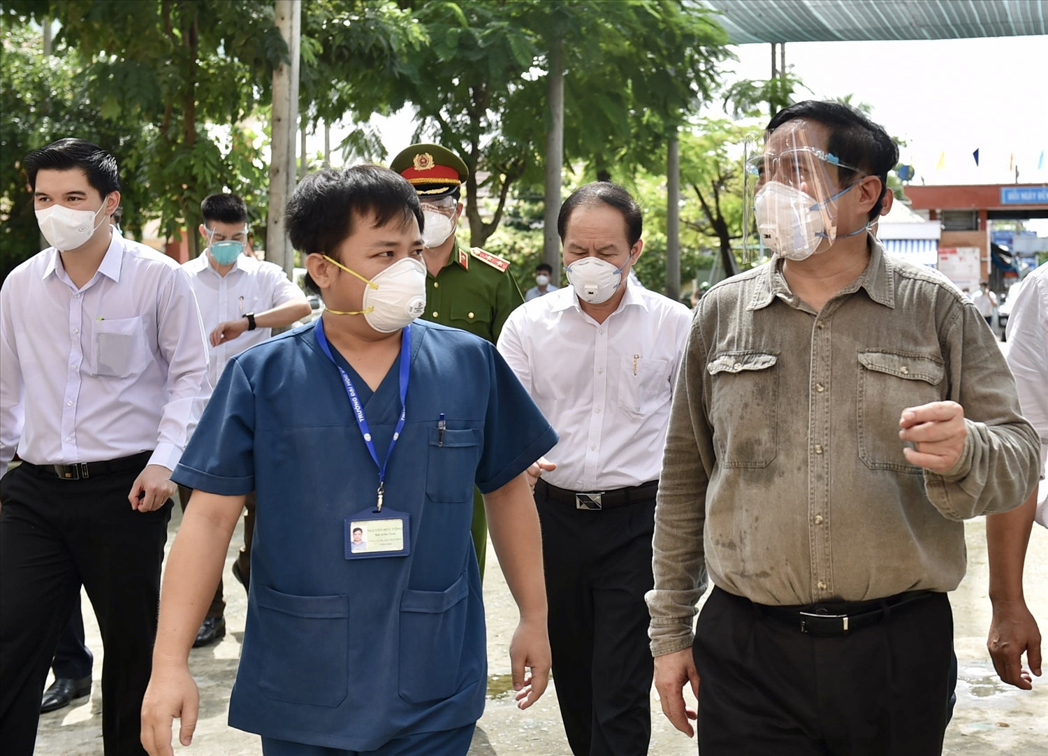 Tới kiểm tra tình hình ứng trực của trạm y tế lưu động phường Bình Chuẩn, một 