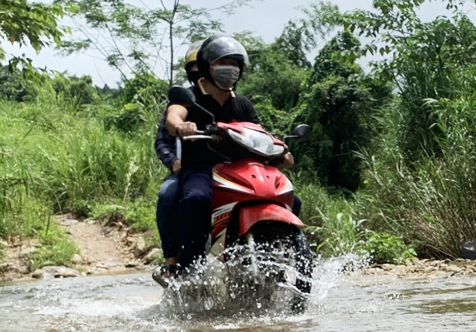 Thời điểm này, các thầy cô giáo đã nỗ lực băng rừng vượt suối, 