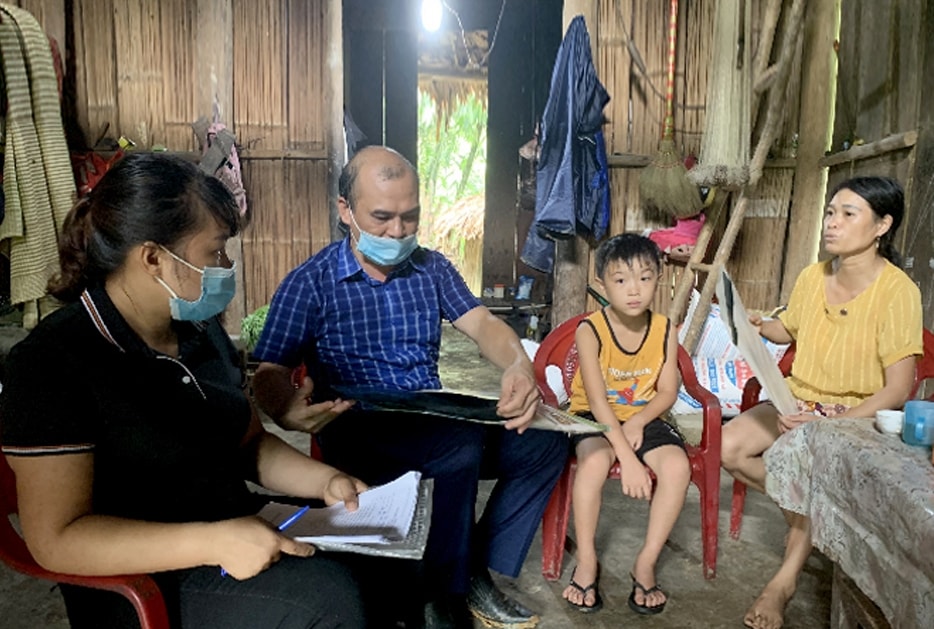 Các thầy cô giáo Trường TH và THCS Xuân Tầm tới nắm bắt tình hình, động viên các gia đình cho con em tới lớp 