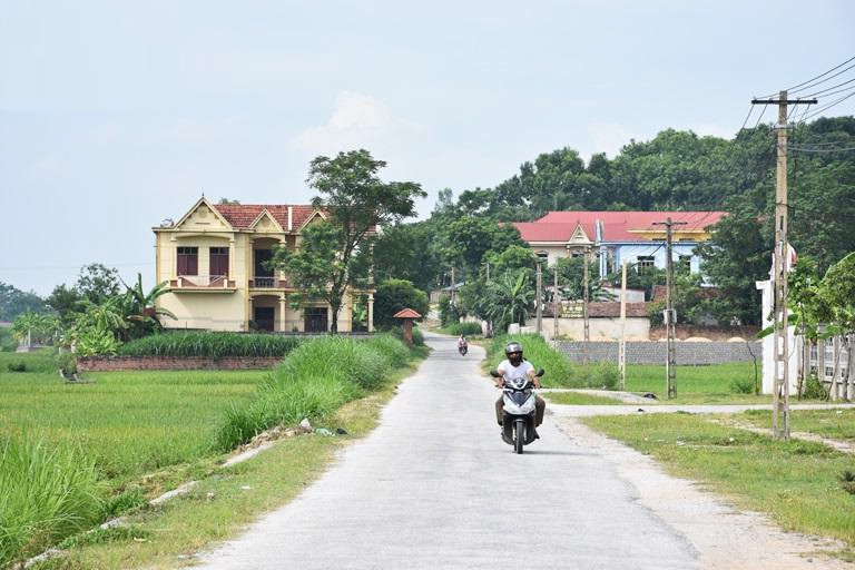 Giao thông nông thôn khu vực miền núi ngày càng phát triển, đáp ứng tốt nhu cầu giao thương kinh tế và phục vụ đời sống người dân