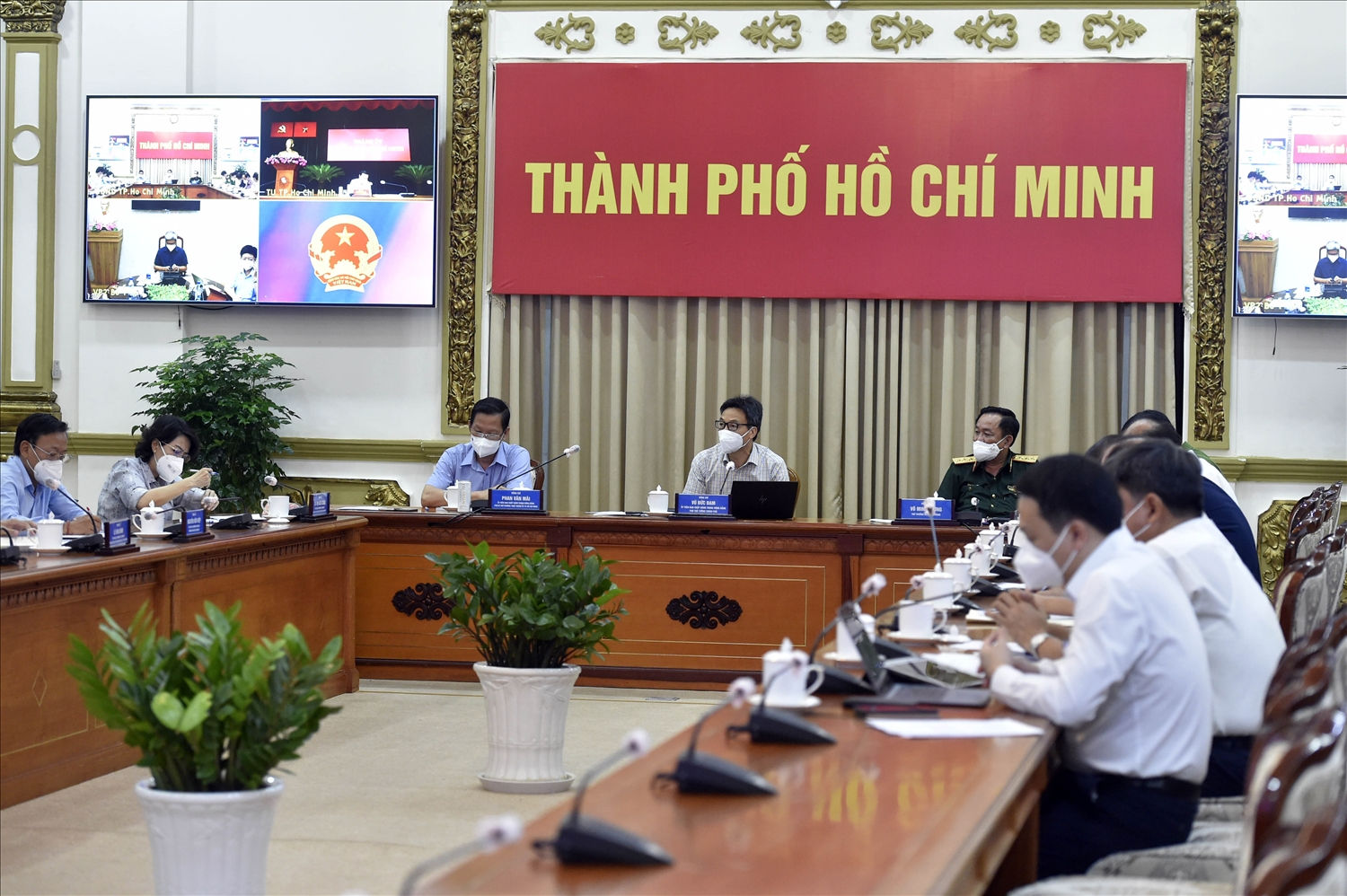 Tổ Công tác, lãnh đạo TPHCM đã bàn và thống nTổ Công tác, lãnh đạo TP.HCM đã bàn và thống nhất về sự cần thiết phải huy động thêm những F0 đã khỏi bệnh, đủ sức khỏe tham gia hỗ trợ phòng, chống dịch và các hoạt động cần thiết khác. Ảnh: VGP/Đình Namhất về sự cần thiết phải huy động thêm những F0 đã khỏi bệnh, đủ sức khoẻ tham gia hỗ trợ phòng, chống dịch và các hoạt động cần thiết khác. Ảnh: VGP/Đình Nam
