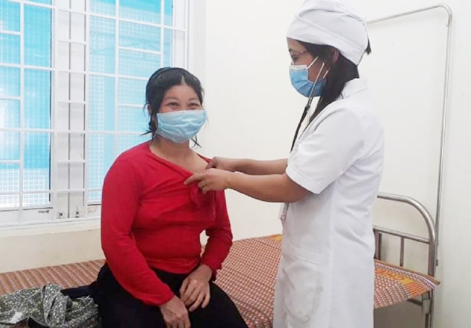 Bác sĩ đa khoa Y Ma Ri tận tình khám bệnh cho người dân vùng sâu
