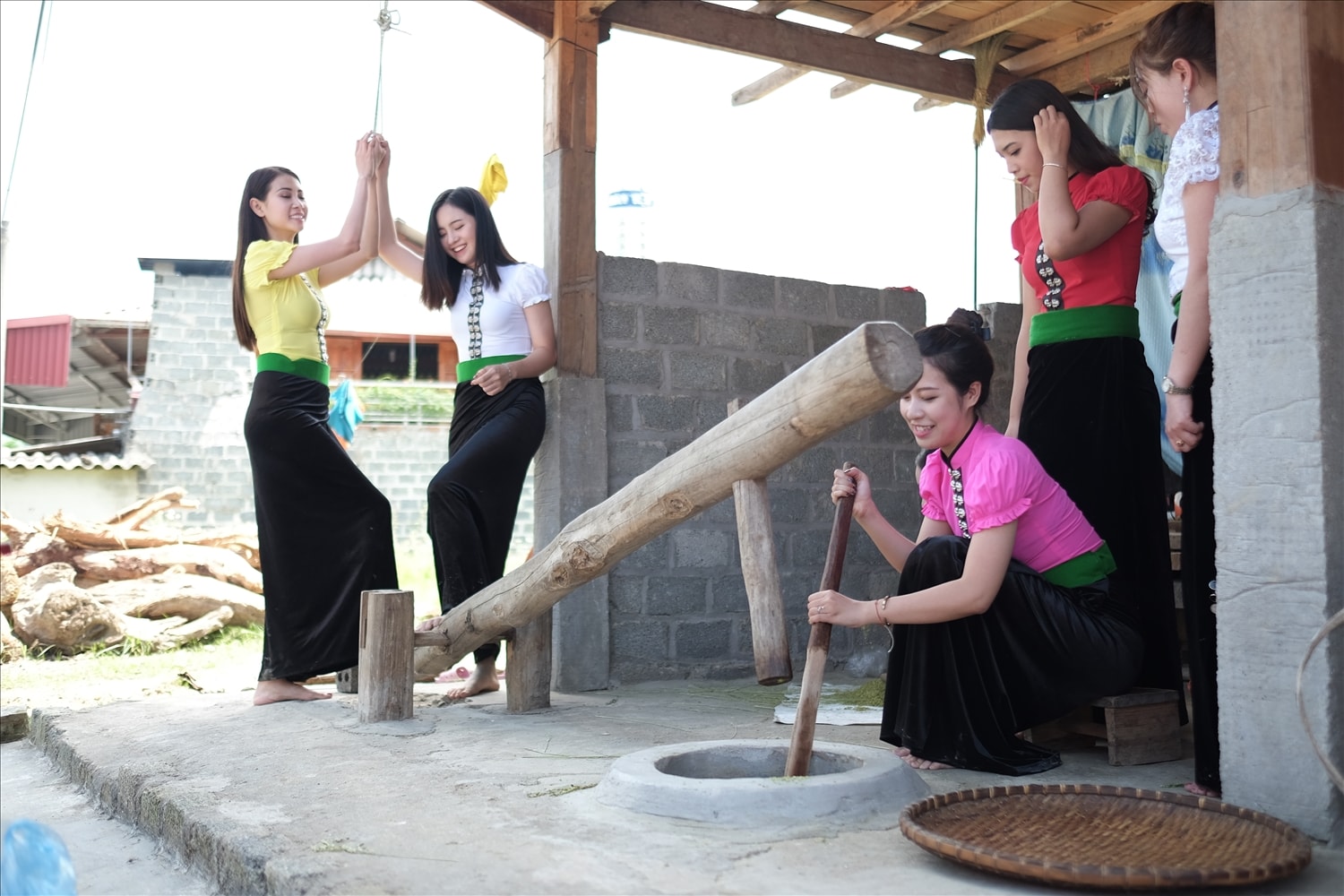 Du khách trải nghiệm giã cốm Tú Lệ