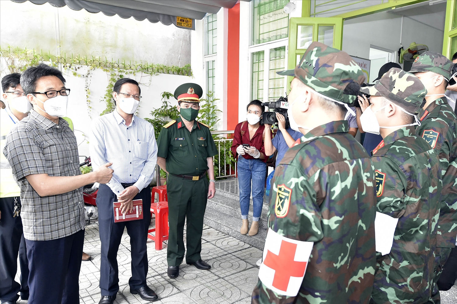 Phó Thủ tướng Vũ Đức Đam, Chủ tịch UBND TP.HCM Phan Văn Mãi yêu cầu phải cấp đầy đủ thuốc cho F0 tại nhà khi kiểm tra tại phường 6, quận 11, chiều 30/8. Ảnh: VGP/Đình Nam