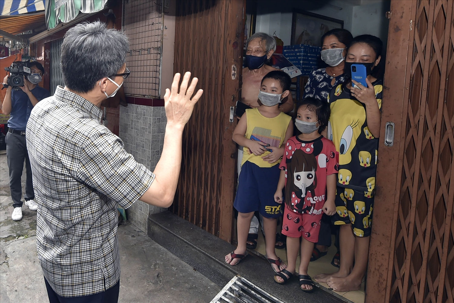 Phó Thủ tướng Vũ Đức Đam thăm hỏi, động viên một gia đình ở đường Hậu Giang, phường 6, quận 11. Ảnh: VGP/Đình Nam