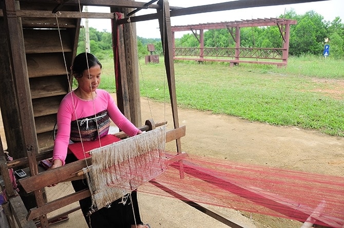  Dưới mái nhà sàn, công chúng có dịp tìm hiểu những nét độc đáo trong văn hoá truyền thống dân tộc Thái