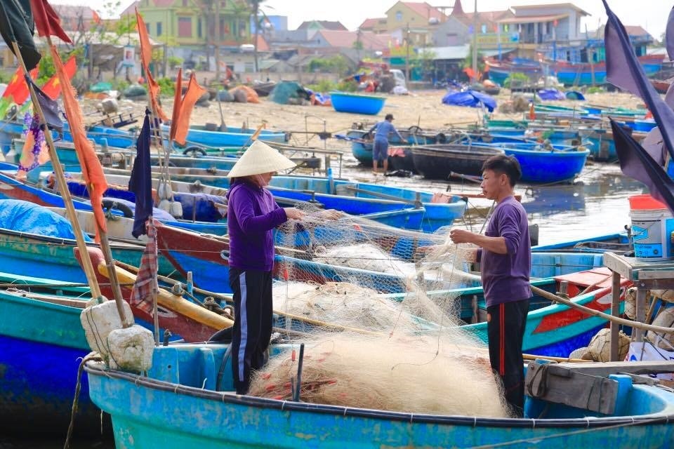 Làng chài Cảnh Dương nhìn từ biển - ảnh chụp khi chưa có dịch Covid19