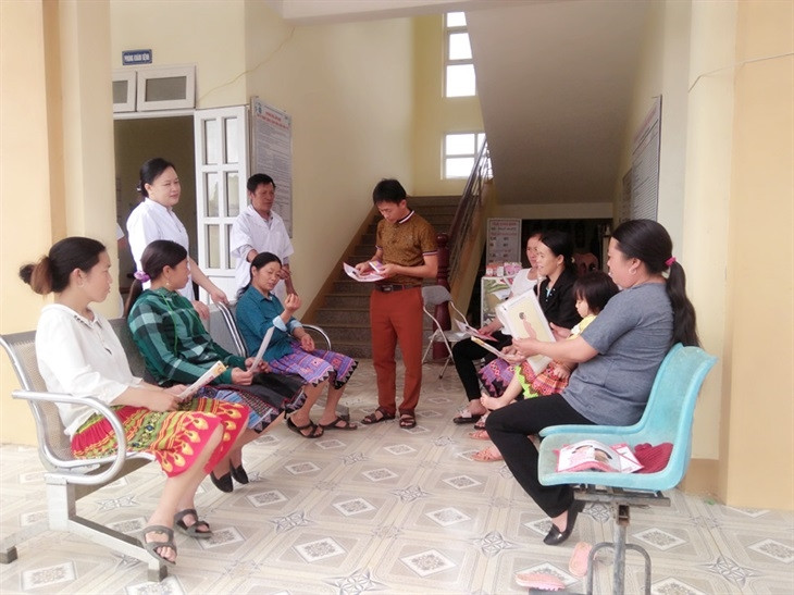 Cán bộ Trung tâm Dân số Kế hoạch hóa gia đình huyện Mai Châu, tỉnh Hoà Bình phối hợp với cán bộ Trạm y tế xã Pà Cò tuyên truyền về tác hại của tảo hôn. Ảnh: Thu Thủy chụp trước thời điểm đợt dịch Covid -19 lần thứ thứ 4 bùng phát