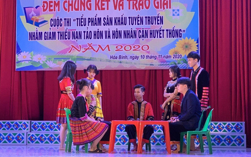 Đưa hoạt động truyền thông giảm thiểu tình trạng tảo hôn, hôn nhân cận huyết thống vào trường học. Ảnh Đ. Hà