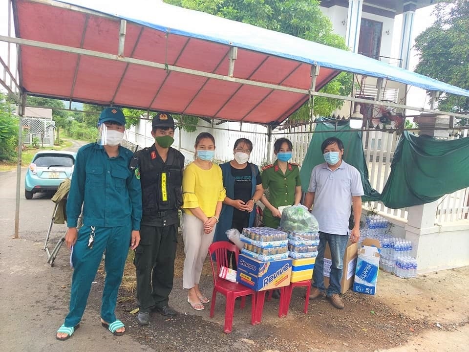 Nhà văn Niê Thanh Mai (Người thứ ba từ phải qua trái) tham gia công tác phòng chống Covid-19 trên địa bàn tỉnh Đăk Lăk