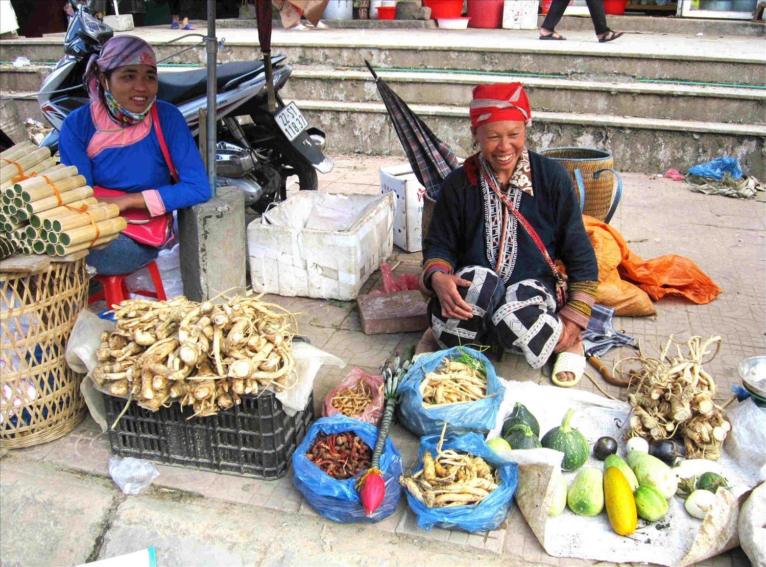 Nụ cười thân thiện của đồng bào vùng cao trong không gian chợ phiên