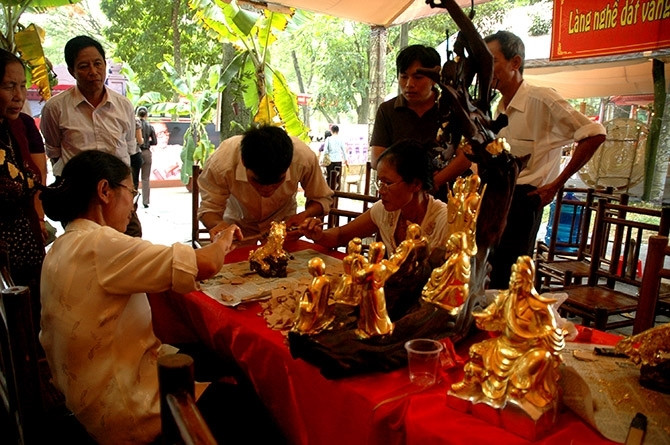  Mỗi làng nghề là một môi trường văn hóa, kinh tế - xã hội và kỹ thuật truyền thống lâu đời, bảo lưu những tinh hoa nghệ thuật, kỹ thuật sản xuất đúc kết ở những nghệ nhân tài hoa