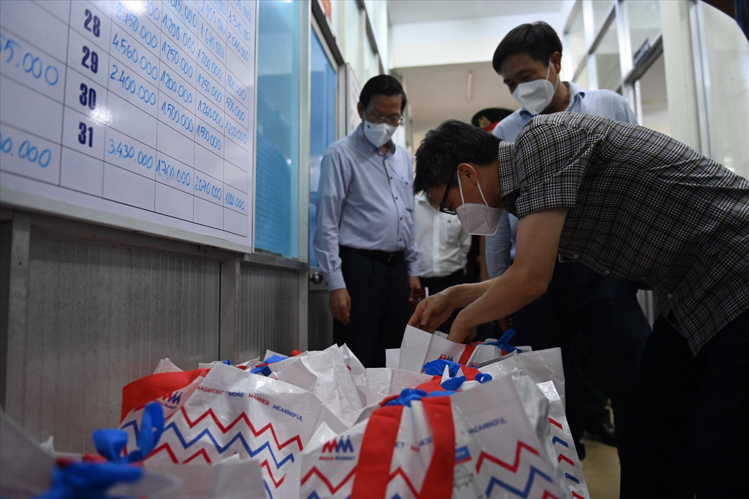 Phó Thủ tướng Vũ Đức Đam kiểm tra túi an sinh tập kết tại trụ sở UBND phường 6, quận 6. Tại nhiều xã/phường, trụ sở UBND cũng được tận dụng để tập kết hàng hoá phục vụ cho người dân