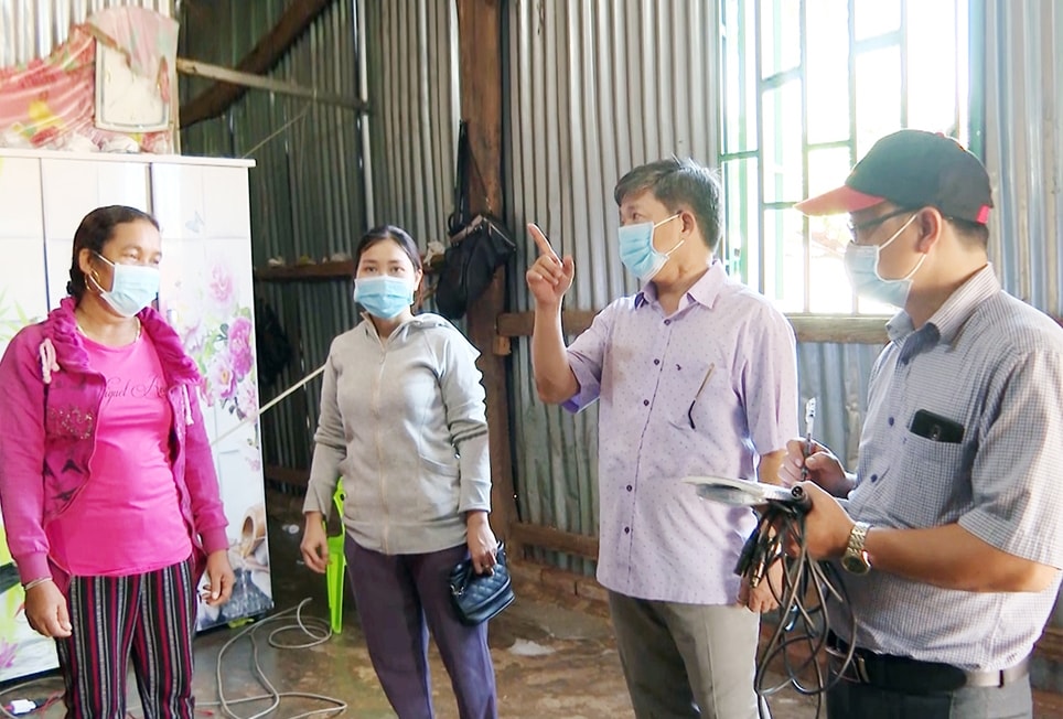 Được Nhà nước kéo điện lưới, giờ đây gia đình bà Thị Ít không còn phải sử dụng điện nhờ nhà người khác Được Nhà nước kéo điện lưới, giờ đây gia đình bà Thị Ít không còn phải sử dụng điện nhờ nhà người khác