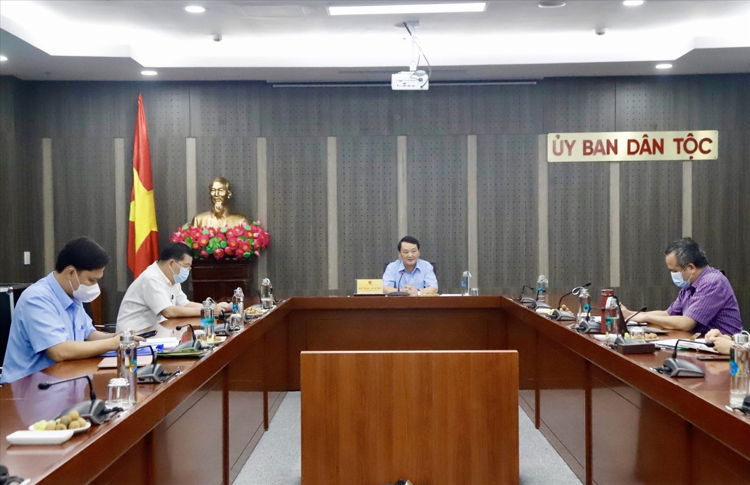 Bộ trưởng, Chủ nhiệm Hầu A Lềnh chủ trì buổi làm việc