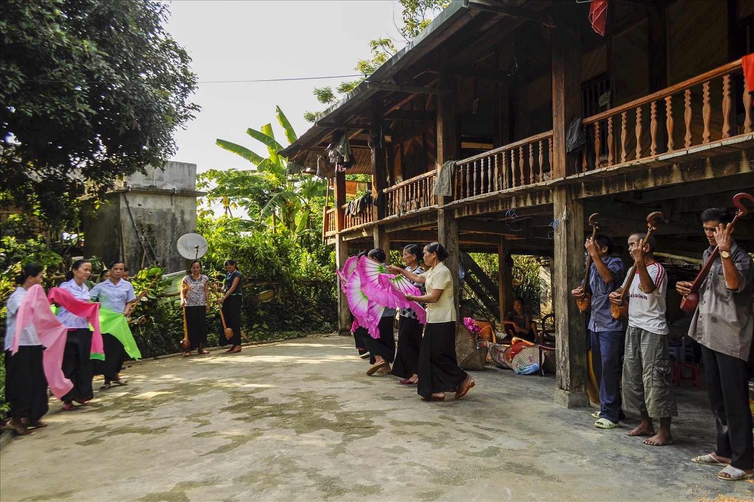 Khi nông nhàn, Đội văn nghệ người cao tuổi thôn Nà Củng, xã Mường So, Phong Thổ lại hăng say tập luyện Khi nông nhàn, Đội văn nghệ người cao tuổi thôn Nà Củng, xã Mường So, Phong Thổ lại hăng say tập luyện