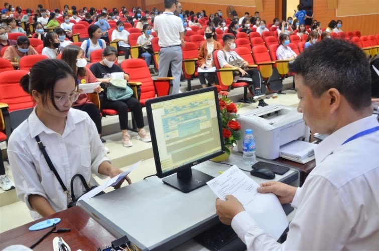 Thí sinh đến nhập học vào Trường ĐH Công nghiệp Dệt may Hà Nội năm 2020. Ảnh: NVCC