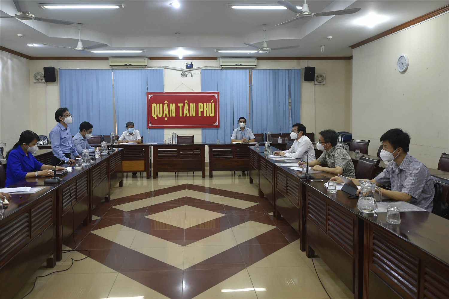Lãnh đạo quận Tân Phú cam kết cung cấp đầy đủ thuốc cho F0 tại nhà. Ảnh VGP/Đình Nam