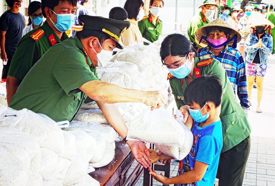 Lực lượng CAND vừa làm tốt nhiệm vụ tuyến đầu phòng, chống dịch Covid-19; vừa thực hiện tốt công tác bảo đảm an ninh, trật tự, giữ vững ổn định chính trị, bảo đảm an sinh xã hội, yên ổn lòng dân