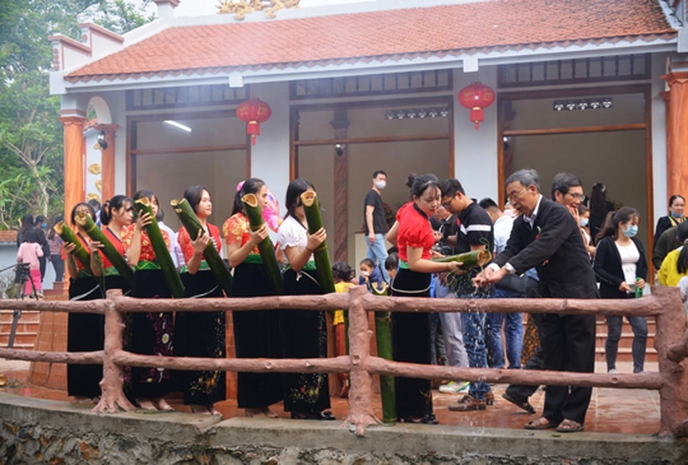 Tái hiện tục gội đầu trong lễ hội “Nàng Han” ở Phong Thổ, Lai Châu Tái hiện tục gội đầu trong lễ hội “Nàng Han” ở Phong Thổ, Lai Châu