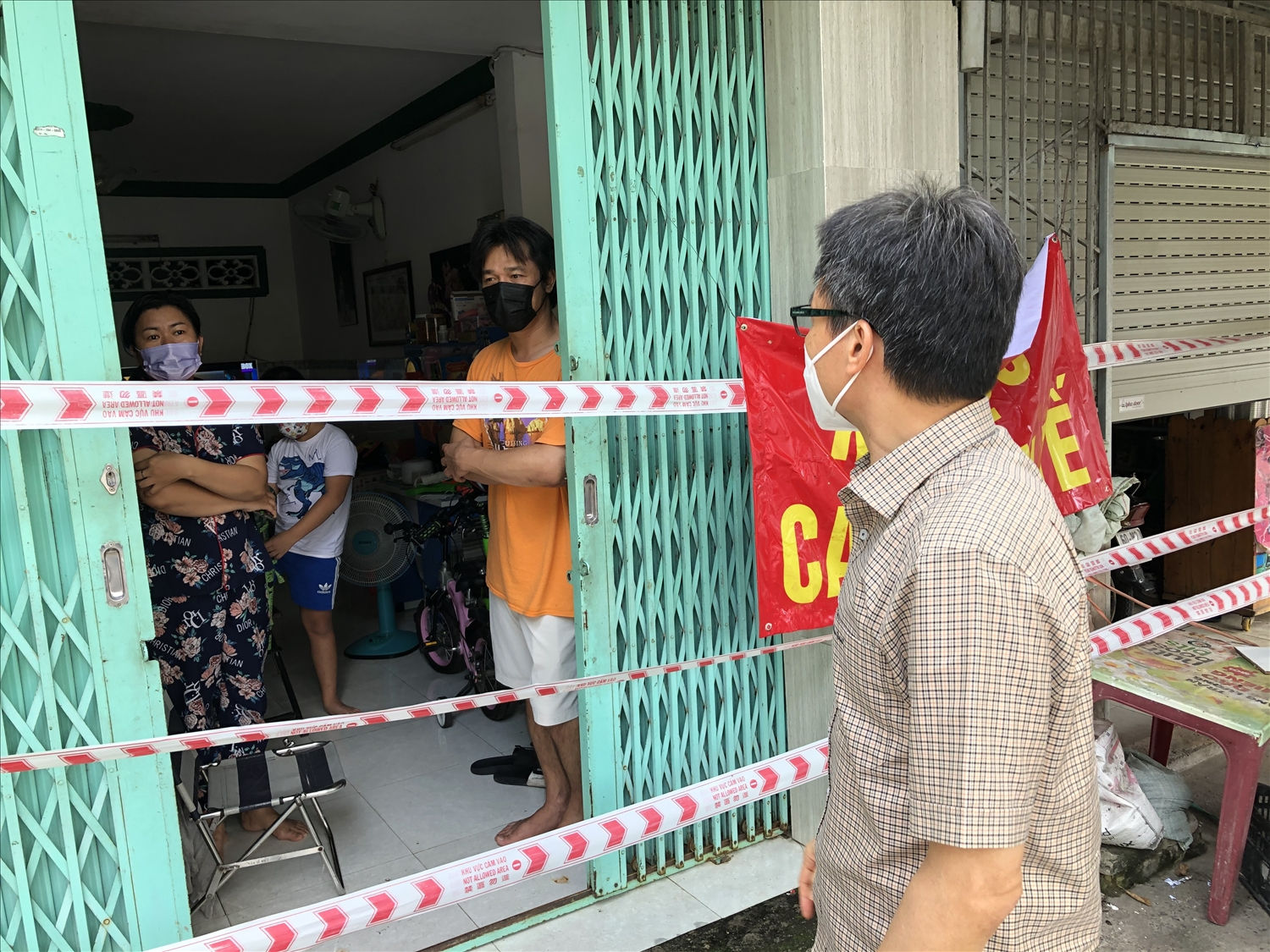 Phó Thủ tướng yêu cầu quận Gò Vấp tập trung chỉ đạo công tác chăm sóc, điều trị F0 ngay tại nhà, trong khu cách ly và tuyến điều trị bệnh nhân nhẹ để giảm tối đa số bệnh nhân phải chuyển tuyến. Ảnh: VGP/Đình Nam