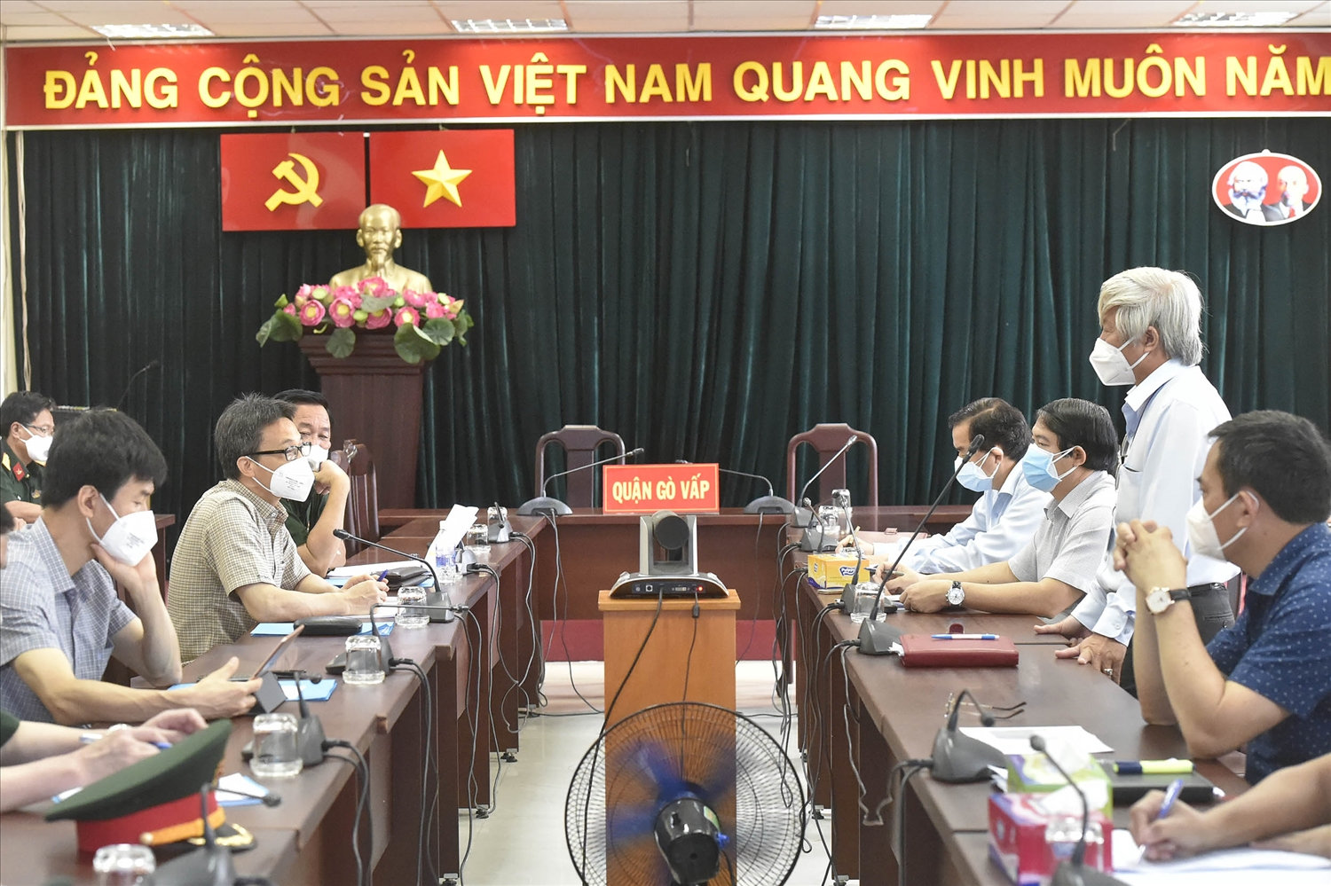 Tại buổi làm việc với Phó Thủ tướng Vũ Đức Đam, lãnh đạo quận Gò Vấp cho biết, sẽ đề nghị, hỗ trợ (kể cả xét nghiệm) đưa một số cơ sở cung cấp thực phẩm, rau xanh hoạt động trở lại để giải quyết nhu cầu về thực phẩm tươi, rau xanh cho người dân. Ảnh: VGP/Đình Nam